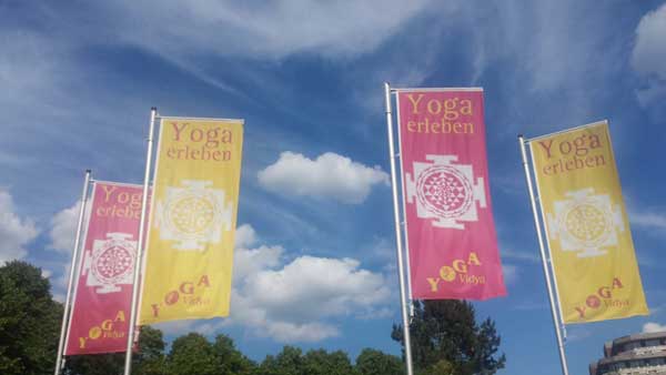 yoga-vidya-juni-2020_600x338 Weisheit der Tolteken - Toltkischer Chacmol - Figur liegt auf dem Rücken mit einem Obsidianspiegel auf dem Bauch