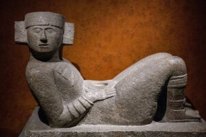 Weisheit der Tolteken - Toltkischer Chacmol - Figur liegt auf dem Rücken mit einem Obsidianspiegel auf dem Bauch
